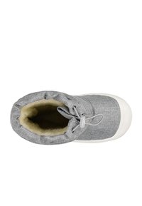 Szare tekstylne buty z miękką podszewką, elastycznym zapięciem na sznurków oraz białą gumową podeszwą. Okrągły kształt i strukturalna cholewka.