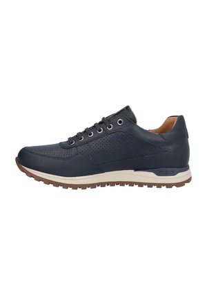 Zapatilla deportiva de cuero azul marino con laterales perforados, cordones negros, entresuela blanca y suela de goma marrón, mostrada de lado sobre fondo blanco.
