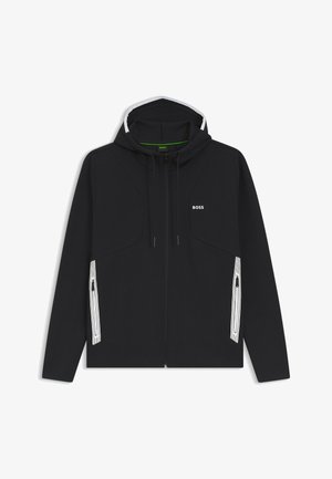 Felpa con cappuccio nera con zip e logo BOSS bianco sul petto, tasche con zip e strisce bianche, e coulisse sul cappuccio.