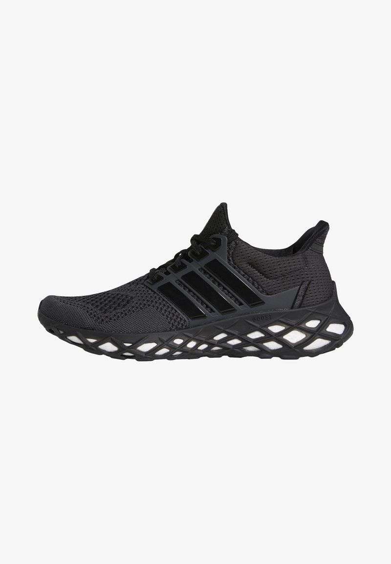 Chaussure de course athlétique noire avec tige en mesh, trois bandes latérales, semelle rembourrée à motif et fermeture à lacets, présentée de profil sur fond blanc.