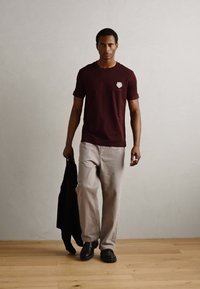Antony Morato SLIM FIT  WITH INJECTION LOGO PATCH EFFECT - T-shirts print - dark cherry