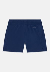 Navyblaue Sportshorts aus leichtem Material mit einem elastischen Bund, ausgestattet mit seitlichen Schlitzen für Bewegungsfreiheit und dezentem Branding.