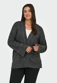 Cardigan grigio scuro realizzato in morbido tessuto a maglia, con scollo a V profondo, bottoni e borchie decorative lungo il colletto e le maniche.