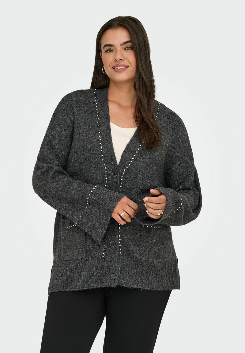 Cardigan grigio scuro realizzato in morbido tessuto a maglia, con scollo a V profondo, bottoni e borchie decorative lungo il colletto e le maniche.