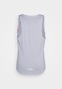 Ljust grå ärmlös sporttröja med ventilerande meshtyg på den övre delen av ryggen och en liten reflexrem nära nederkanten.