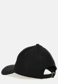 Sort baseball cap lavet af bomuld, med en buet skygge, seks-panel design og justerbar rem bagpå med metal hardware.