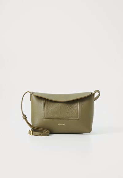 Olivgrüne Leder-Umhängetasche mit verstellbarem Tragegurt, strukturierter Form, Klappenverschluss und vorderer aufgesetzter Tasche mit dezenter goldener Branding.