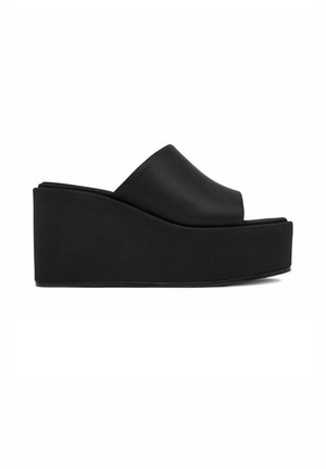 Czarna platformowa klapka z grubą podeszwą i szerokim paskiem na górze, odkryte palce, widok z boku na białym tle.