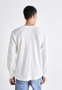 GAP WAFFLE CREW - Ilgarankovis viršutinės dalies drabužis - new off white
