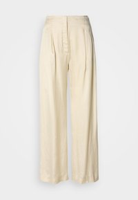 Εκρού μεταξωτό παντελόνι με ψηλή μέση, πιέτες, φαρδιά πόδια και κρυφό μπροστινό φερμουάρ σε απλό λευκό φόντο.