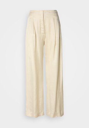 Pantalon en soie crème taille haute avec plis, jambes larges et fermeture éclair avant dissimulée sur un fond blanc uni.