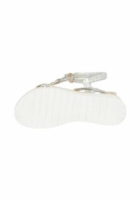 Sandal in argento con cinturini metallici, tomaia texturizzata e suola in gomma bianca con scanalature orizzontali. Include dettagli dorati.