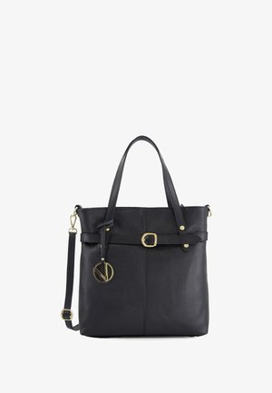 Zwarte leren tote bag met een getextureerde afwerking, gouden hardware accenten, dubbele handvatten en een verstelbare schouderband met een decoratieve hanger.