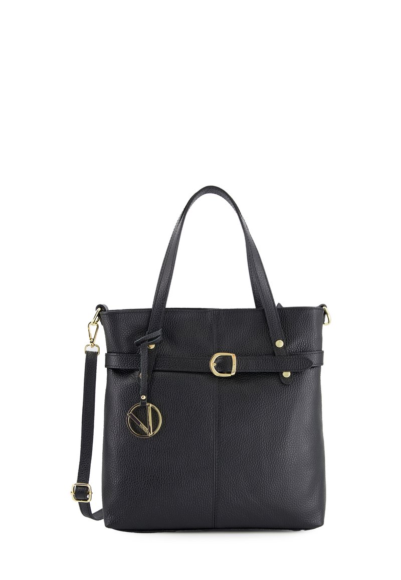 Sac fourre-tout en cuir noir avec finition texturée, accents en métal doré, double poignées et une bandoulière réglable ornée d'un charme décoratif.