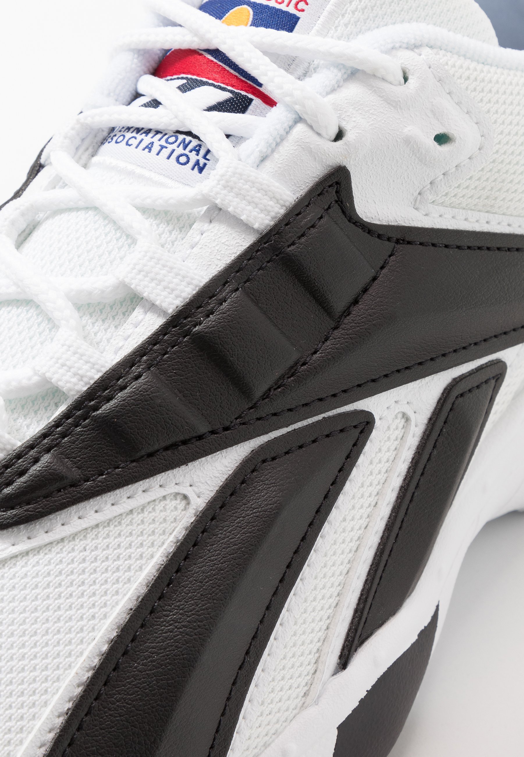 INTV 96 SHOES Sneakers whiteblack INTV 96 SHOES Sneakers whiteblack