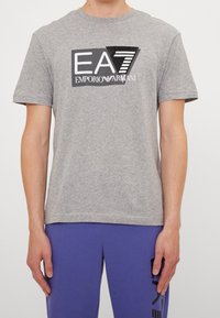 EA7 Emporio Armani Camiseta estampada - grey