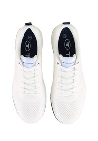 Scarpe da ginnastica bianche con design perforato, lacci texture, e suola in gomma. Presenta il logo sulla linguetta e sul tallone, taglia 45.