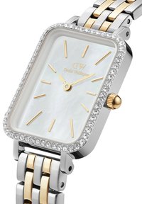 Reloj rectangular con esfera de nácar, marcadores de hora dorados y una pulsera de acero inoxidable plateado y dorado. Adornado con acentos de cristal.