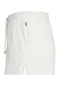 Vaaleanharmaat shortsit, jotka on valmistettu pehmeästä kankaasta. Niissä on joustava vyötärö, jossa on naru, sivutaskut ja pieni halkio helmassa.