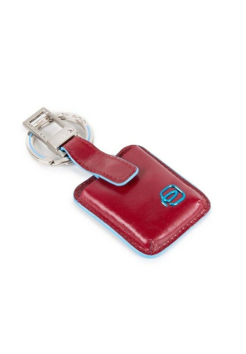 Portachiavi in pelle rossa con accenti blu, dotato di un anello in metallo argentato e di un design a tasca rettangolare per una conservazione sicura.