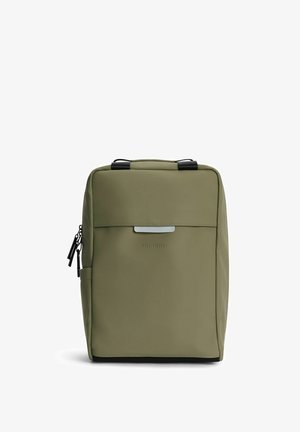 Olivgrön ryggsäck gjord av slitstarkt material, med en framficka, en silverdetaljerad flik och två svarta topphandtag.
