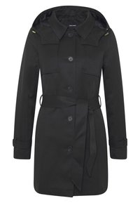 Černý trench coat s kapucí, vyrobený z hladké tkaniny. Má zapínání na knoflíky, dvě přední kapsy a páskový pas.