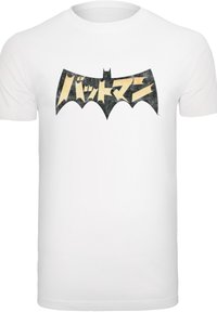 Hvit bomull T-skjorte med et stort svart og gult flaggermussymbol med japansk tekst integrert i designet. Klassisk rund hals stil.