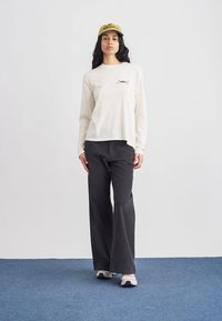 Obey Clothing OBEY WILTED BUNCH - Longsleeve - unbleached