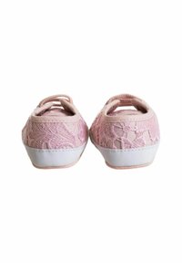 Scarpe in tessuto rosa chiaro con motivo a pizzo, suole in gomma bianca e piccole asole sul tallone per una vestibilità regolabile. Design con punta arrotondata.