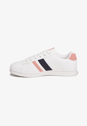 Weißer Sneaker mit flacher Sohle und runder Zehenpartie. Verfügt über rosa und dunkelblaue gestreifte Akzente an der Seite. Hergestellt aus glattem Synthetikmaterial.