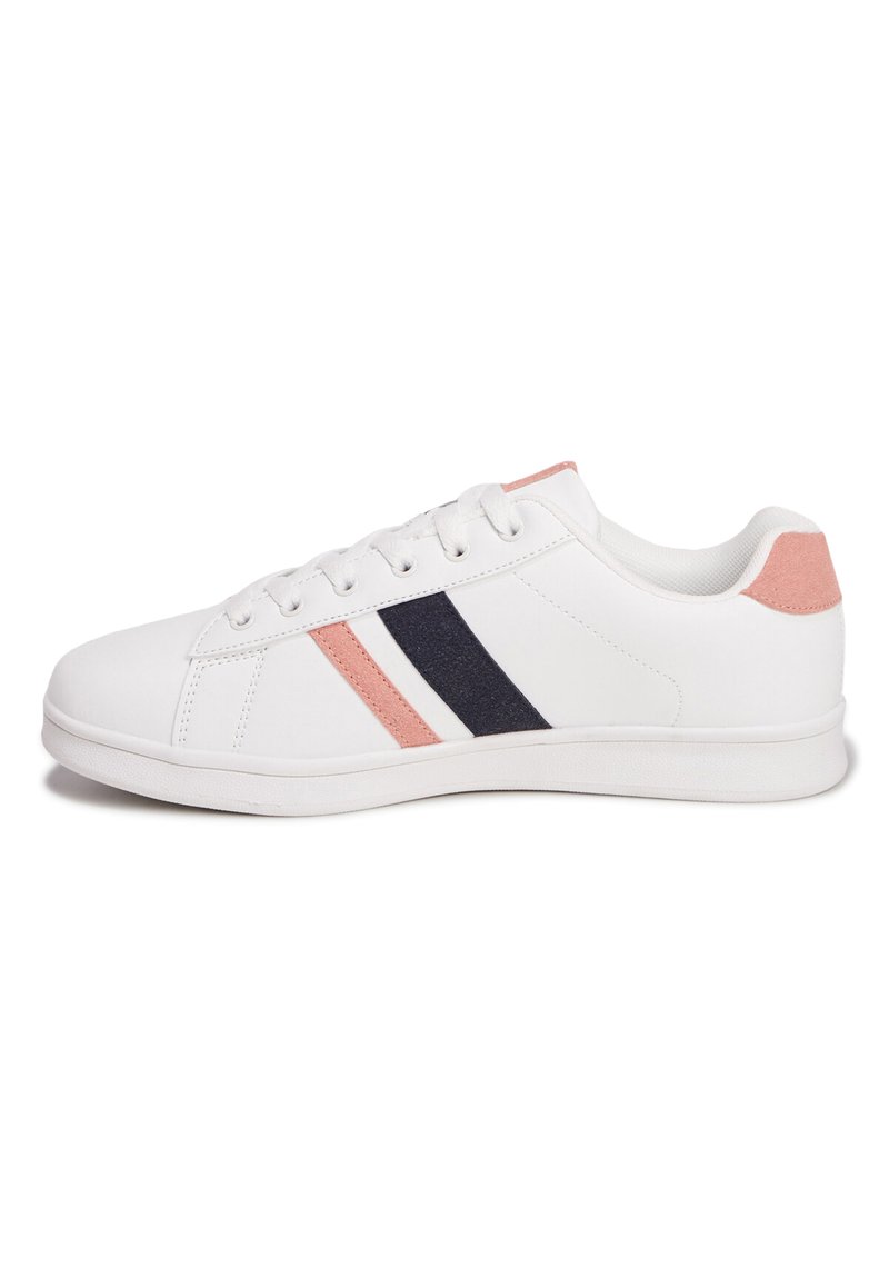 Zapatilla blanca con suela plana y punta redonda. Presenta detalles a rayas en rosa y azul marino en el costado. Fabricada en material sintético suave.