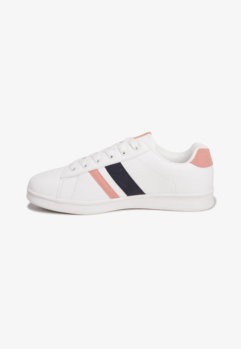 Sneaker bianco con suola piatta e punta rotonda. Presenta accenti a strisce rosa e blu scuro sui lati. Realizzato in materiale sintetico liscio.