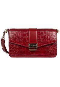 Borsa rossa in pelle faux coccodrillo con chiusura dorata, caratterizzata da una forma rettangolare e da una tracolla removibile. Dettaglio della superficie testurizzata.