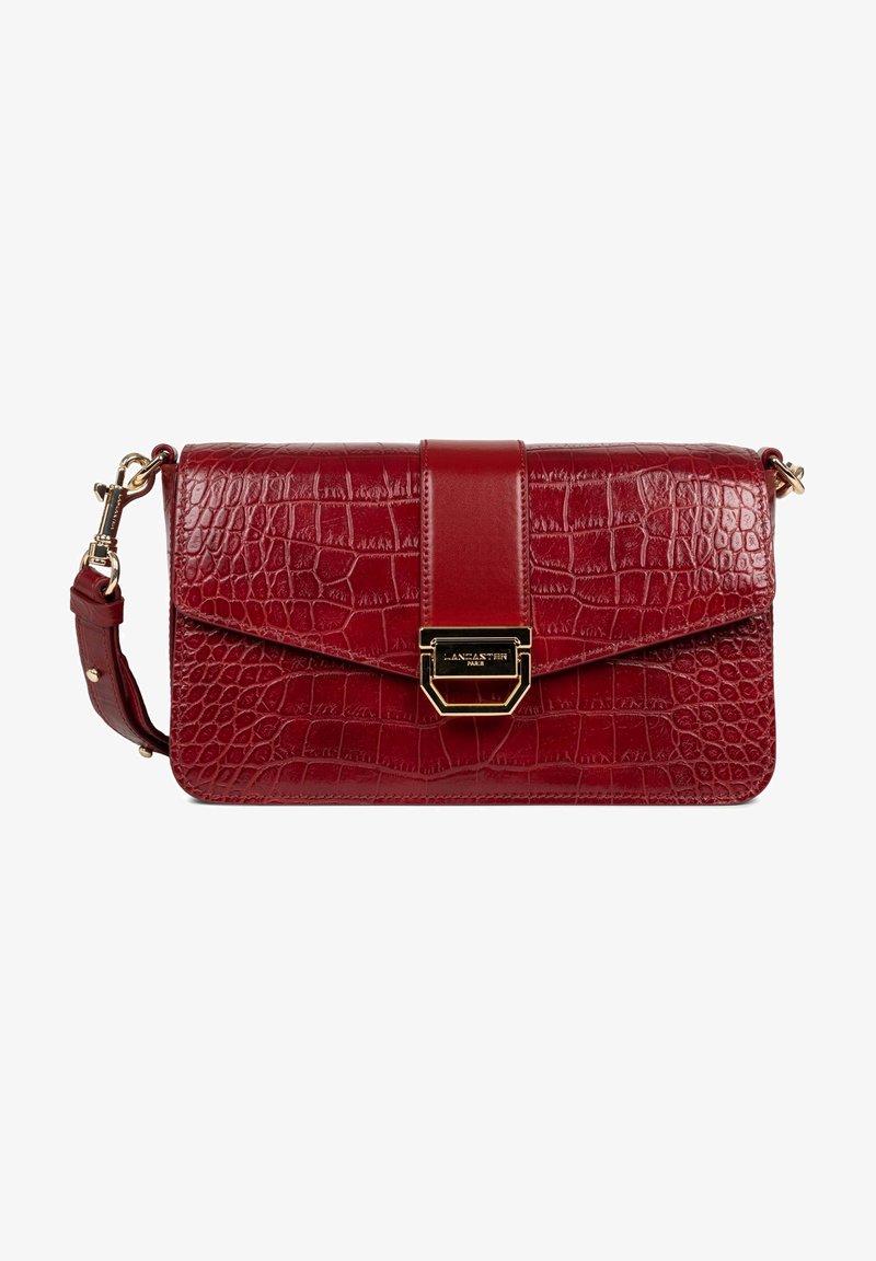 Borsa rossa in pelle faux coccodrillo con chiusura dorata, caratterizzata da una forma rettangolare e da una tracolla removibile. Dettaglio della superficie testurizzata.