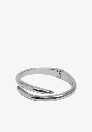 Náramok z kovu striebornej farby s hladkým, zakriveným dizajnom a nenápadným zatváracím pántom na otváranie a zatváranie.