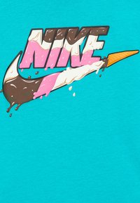 Tricou din bumbac de culoare teal, având un design stilizat al logo-ului 'Nike', încorporând elemente de înghețată de ciocolată, roz și alb, alături de un accent de cone.