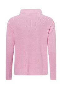 Roze gebreide trui met een hoge kraag, lange mouwen en ribbelstructuur. Eenvoudig ontwerp zonder zichtbare patronen of accenten.