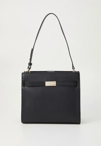 Svart läderhandväska med rektangulär form, tunn enkel rem och guldfärgad rektangulär spänne på framsidan.