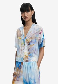 Korte mouwen knoopshirt van lichtgewicht stof met een aquarelontwerp in blauwe, beige en roze tinten en een relaxed fit.