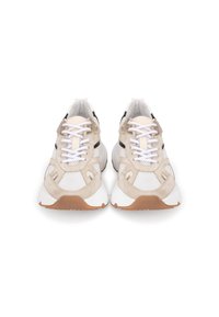 Beige en witte sport sneakers van mesh en suede materiaal, met witte veters, gevoerde zolen en zwarte accentstrepen.