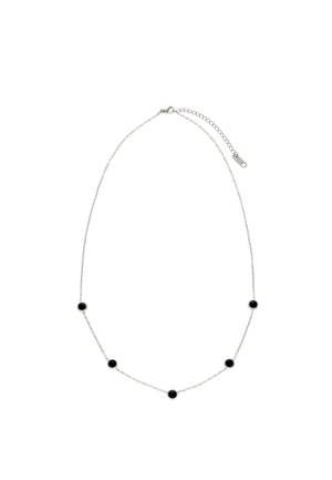 Ezüst láncnyaklánc öt egyenletesen elhelyezett, kerek kis fekete köves medállal és állítható kapoccsal.