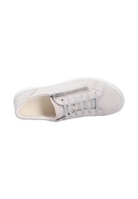 Sneaker en suède gris clair avec une semelle en caoutchouc blanche, dotée de lacets et d'un zip sur le côté pour un enfilage facile. Design à bout rond et plat.
