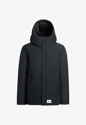 Czarna izolowana kurtka z wysokim kołnierzem i kapturem. Posiada dwie zamykane na zamek boczne kieszenie oraz naszywkę z logo na dolnym brzegu. Gładka faktura, nowoczesny design.