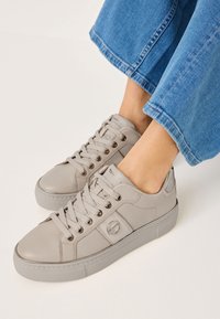 Tamaris Trainers - ivory
