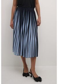 Gonna midi plissettata in tonalità di blu chiaro e blu navy. Vita elastica, materiale fluido e motivo a righe verticali. Abbinata a scarpe col tacco nere.