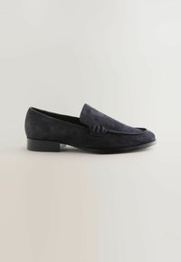 Mocassini in suede blu navy con punta arrotondata, dettagli decorativi a strappo e tacco nero quadrato e basso. Texture liscia e cuciture minime.