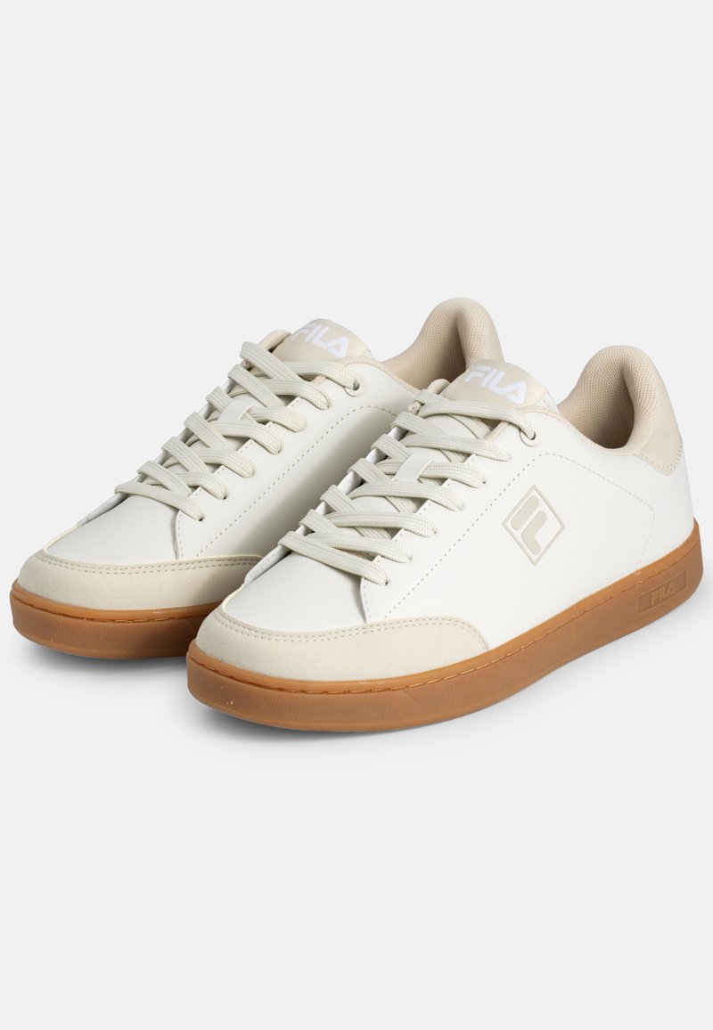 Baskets en cuir blanc avec une semelle en caoutchouc beige, présentant une finition texturée, un design à lacets et un accent de logo sur le côté et la languette.