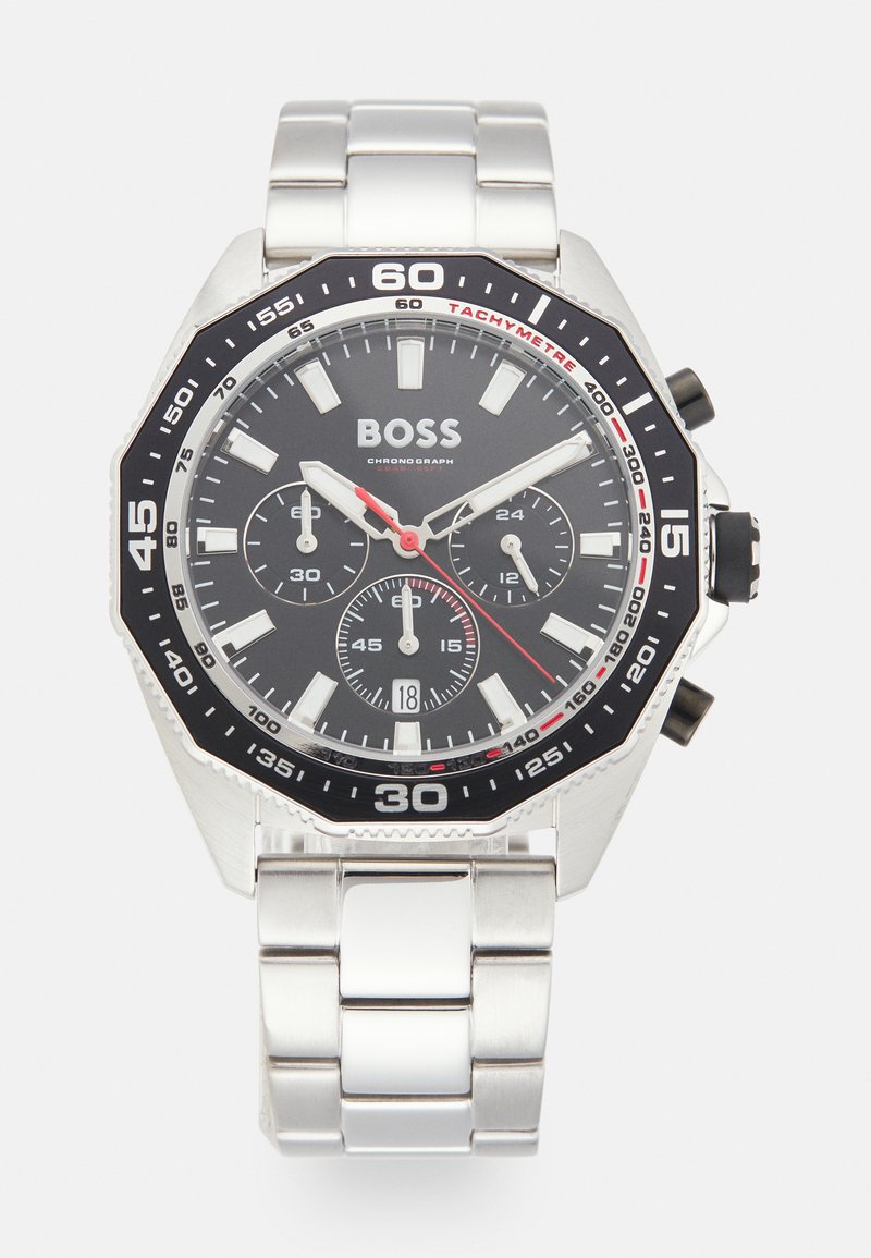 Zilveren roestvrijstalen chronograaf horloge met een zwarte wijzerplaat, witte uurmarkeringen, rode accenten en een tachymeterschaal. Beschikt over een schakelarmband.