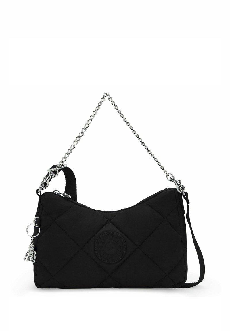 Borsa a tracolla in nylon nero trapuntato con una tracolla in catena argentata, con un dettaglio rotondo del logo e un piccolo charm. Chiusura con zip nella parte superiore.