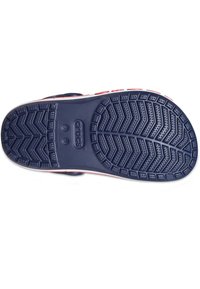 Calzature Crocs con suola in gomma blu navy testurizzata, caratterizzata da un motivo a zigzag e un bordo bianco. Logo presente sulla suola.